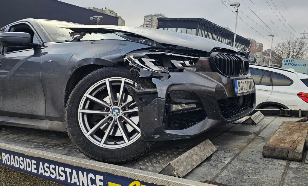 Crni BMW na vozilu šlep službe