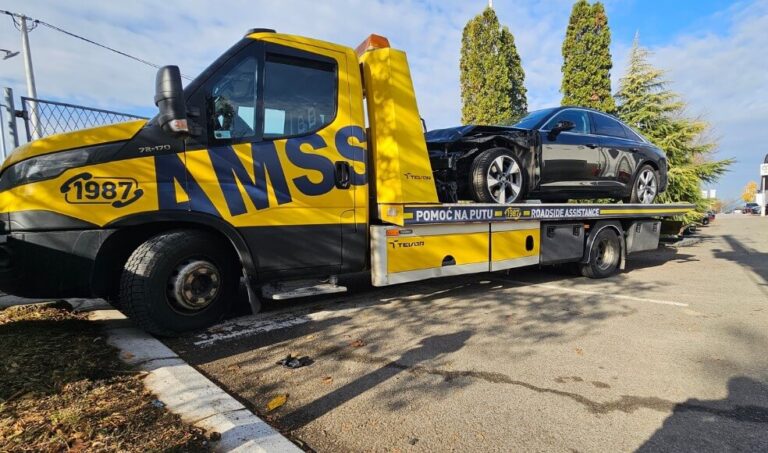 Žuto vozilo šlep službe odvozi automobil