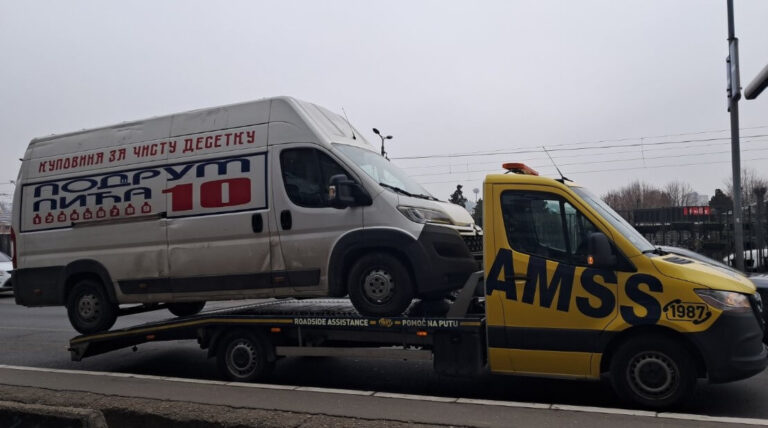 Kamion šlep službe odvozi kombi