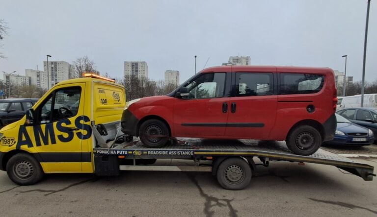 Vozilo šlep službe Petner odvozi crveni automobil sa mesta nesreće