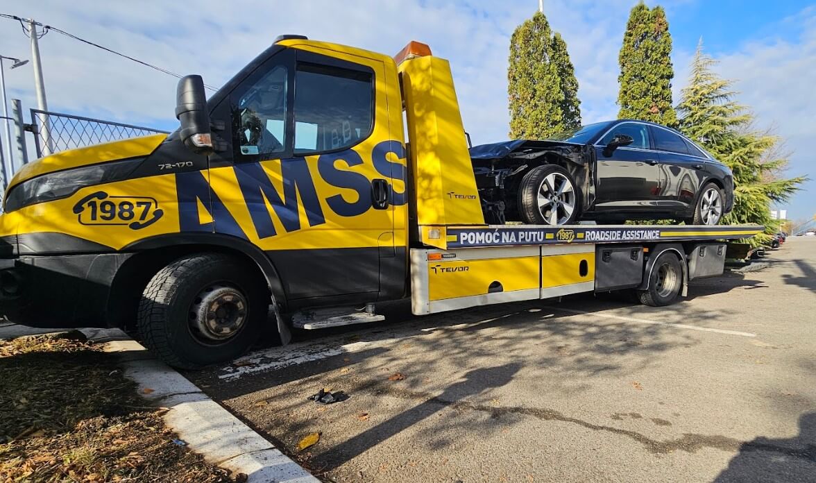 Vozilo šlep službe sa automobilom na platformi