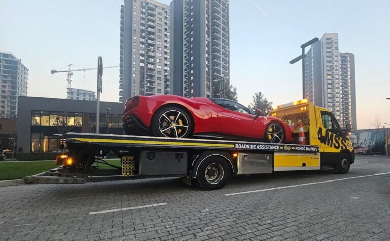 Vozilo šlep službe Petner odvozi auto sa mesta nezgode