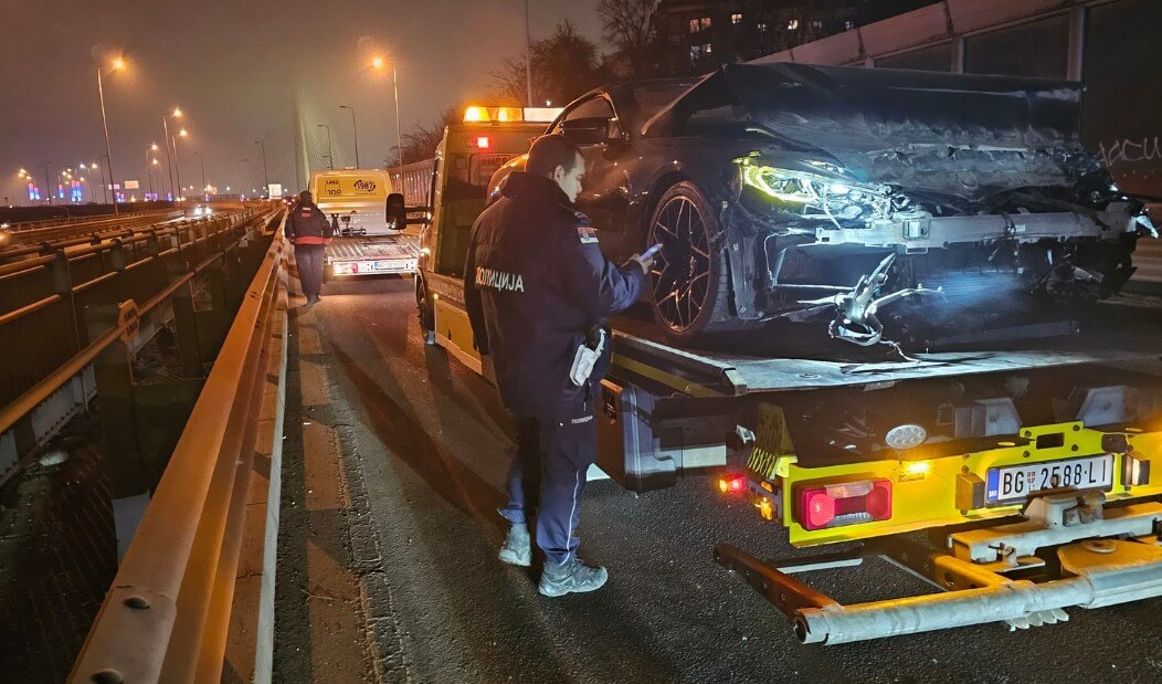 Vozilo šlep službe Petner odvozi automobil