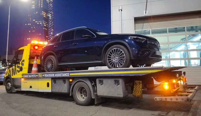 Vozilo šlep službe Petner sa crnim automobilom na platformi