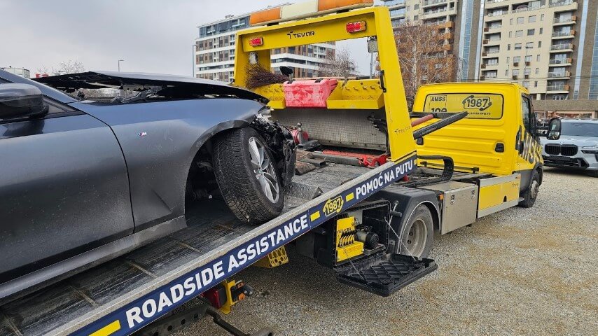 Slupani automobil na platformi vozila šlep službe