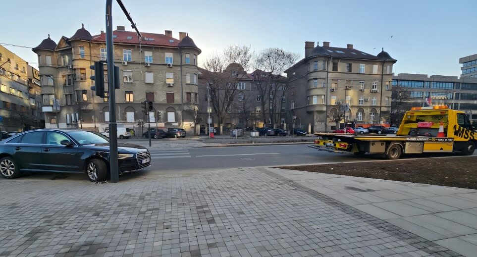 Vozilo šlep službe Petner na licu mesta, spremno za intervenciju