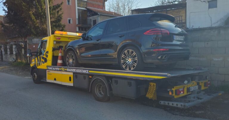 Vozilo šlep službe Višnjička Banja odvozi automobil