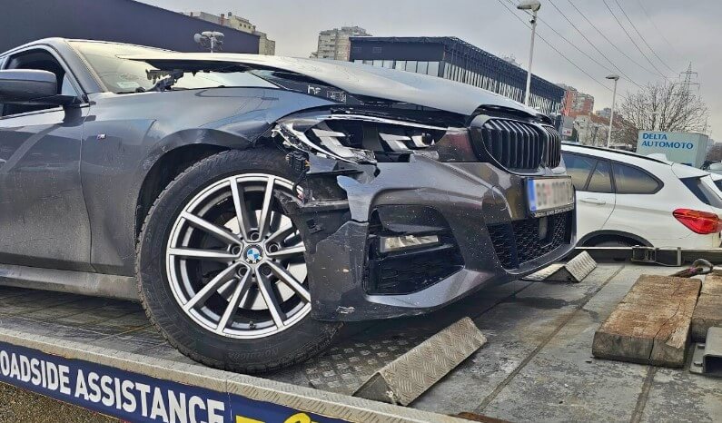 Havarisan prednji deo crnog BMW-a