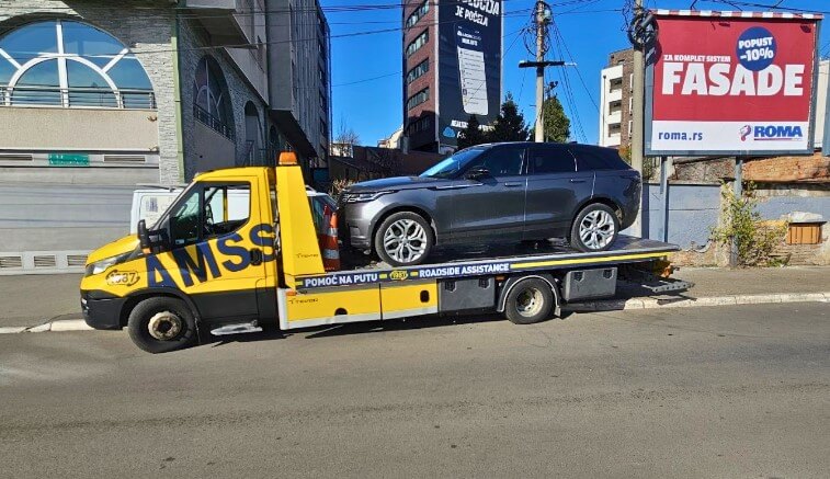 Vozilo šlep sužbe prevozi pokvaren automobil