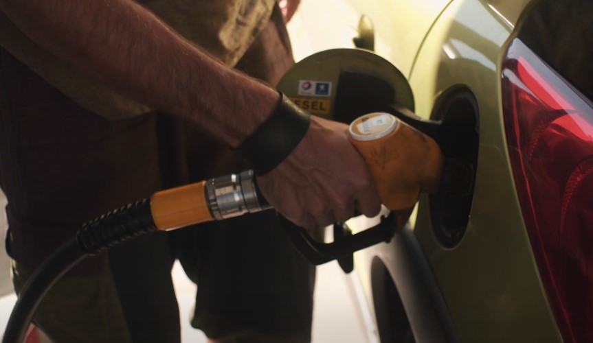 Muškarac sipa gorivo u svoj automobil