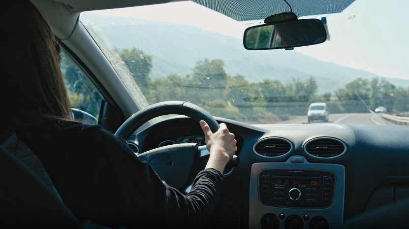 Žena vozi automobil