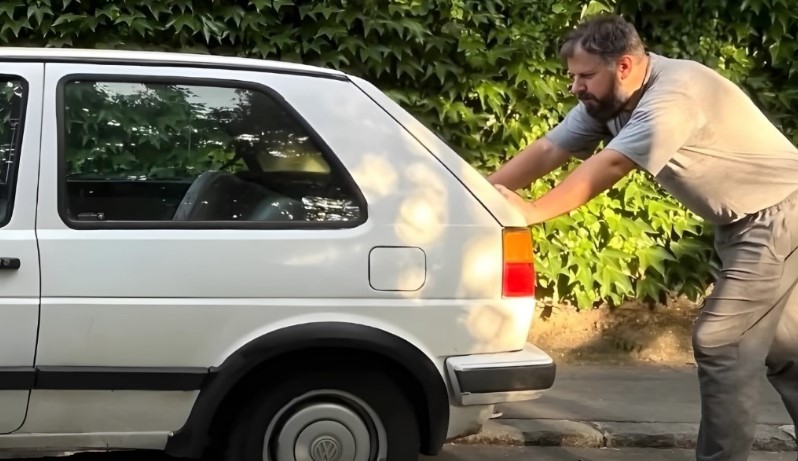Čovek pokušava da upali auto na gurku