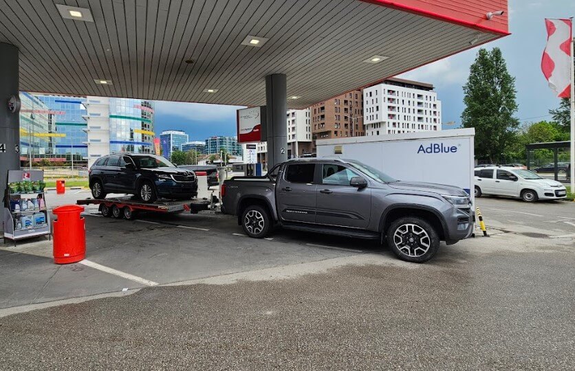 Vozilo šlep službe odvozi automobil sa benzinske pumpe