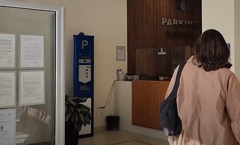 Žena u prostorijama parking servisa