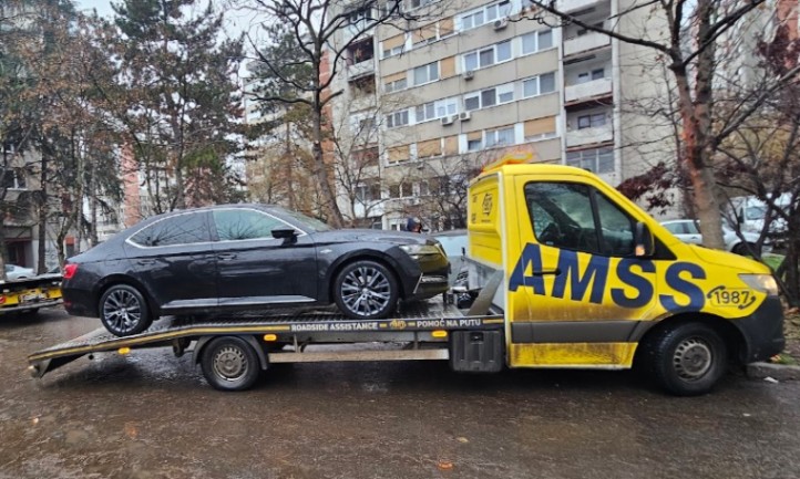 Žuti kamion šlep službe "Petner" odvozi crni automobil