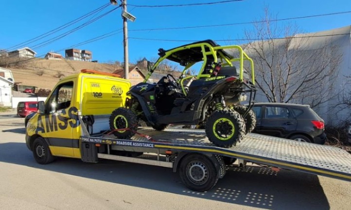 Vozilo šlep službe Petner odvozi kvad sa mesta kvara