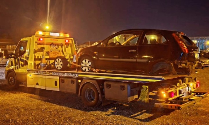 Vozilo šlep službe odvozi havarisani automobil